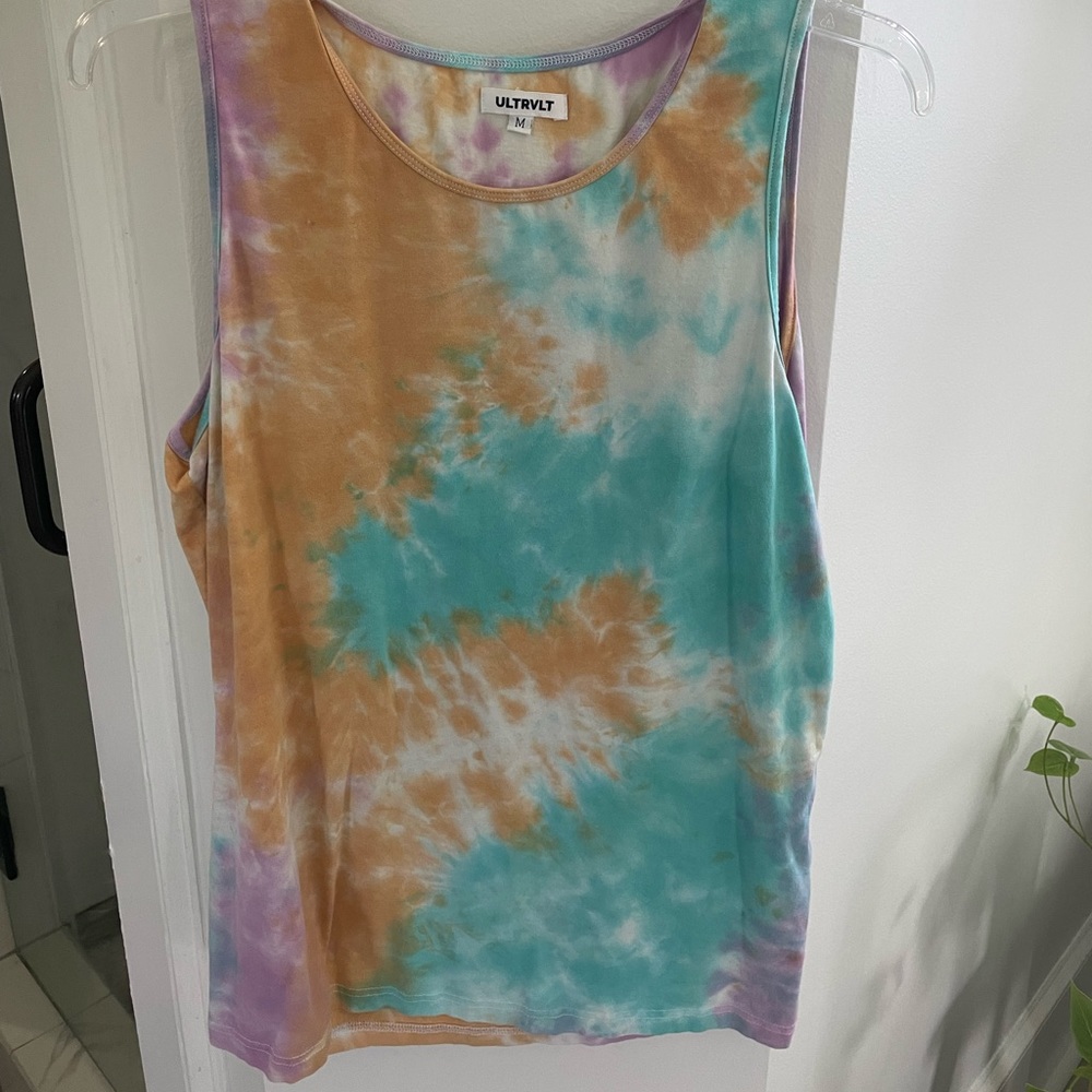 Ultrvlt tank size medium NWOT